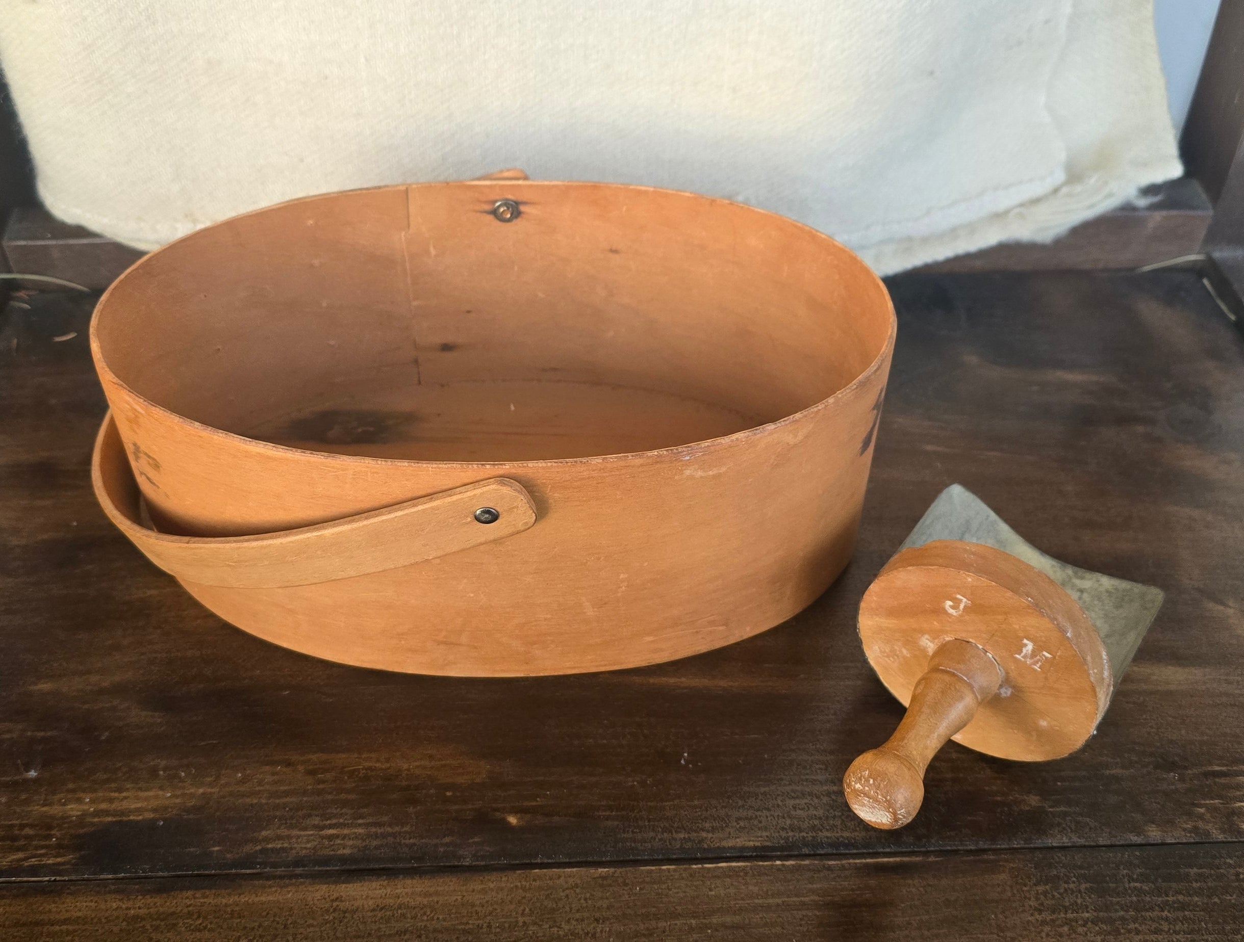 Three Finger Oval Shaker Box