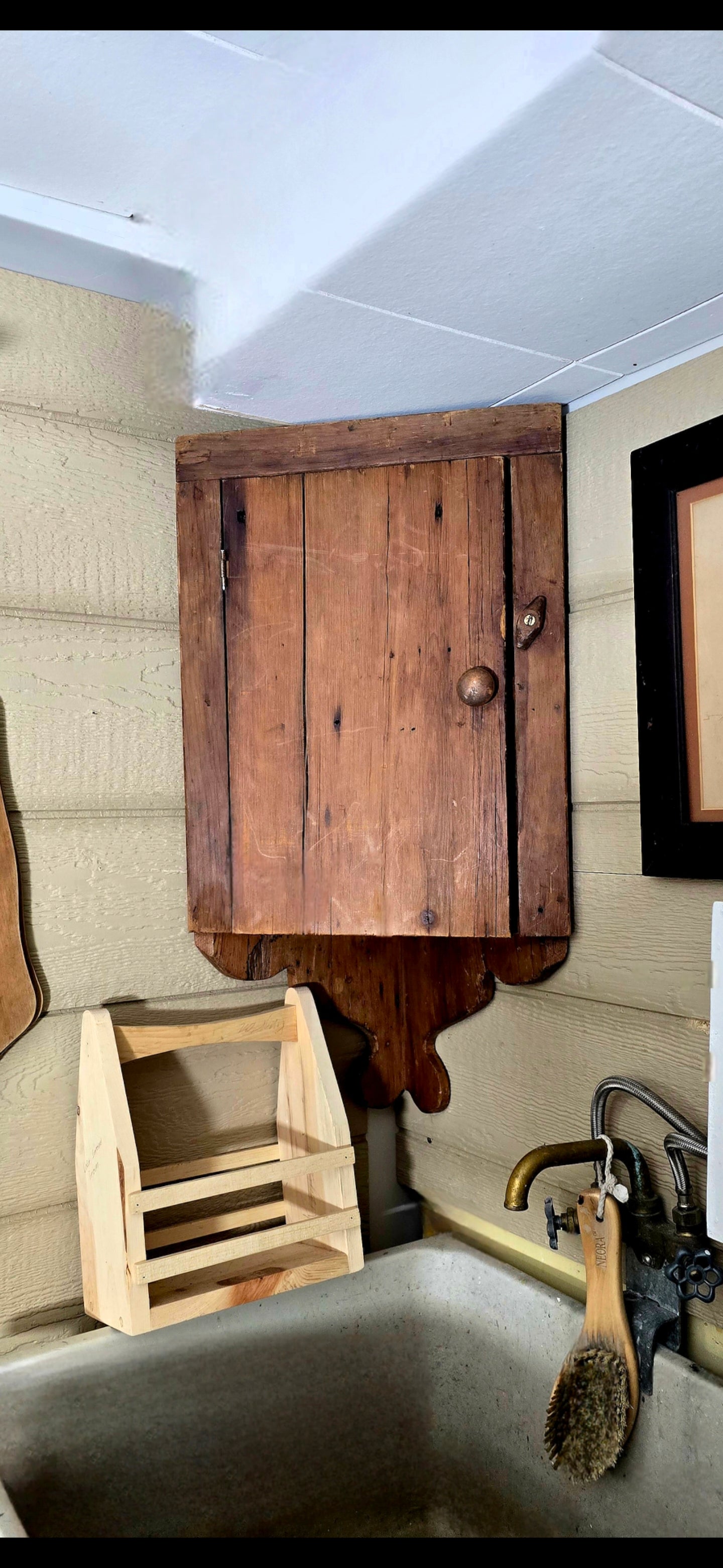 Primitive Corner Cubbie